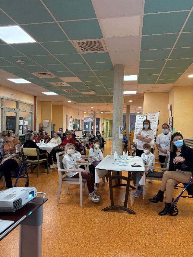 Les résidents et les enfants présents pour la clôture du projet intergénérationnel